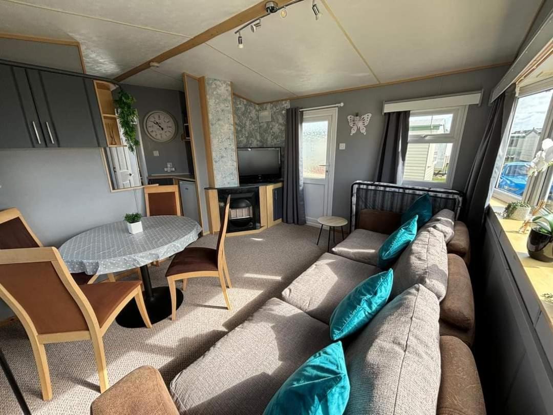 Sealands 29 - Ingoldmells, Pet Friendly, Bed Linen & Close To Fantasy Island - Meadow Lakes Caravan & Hire *