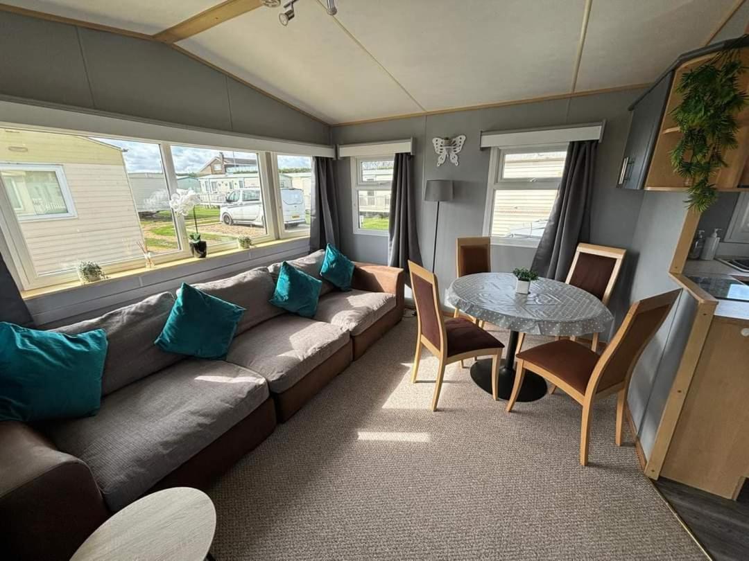 Apartment Sealands 29 - Ingoldmells, Pet Friendly, Bed Linen & Close To Fantasy Island - Meadow Lakes Caravan & Hire