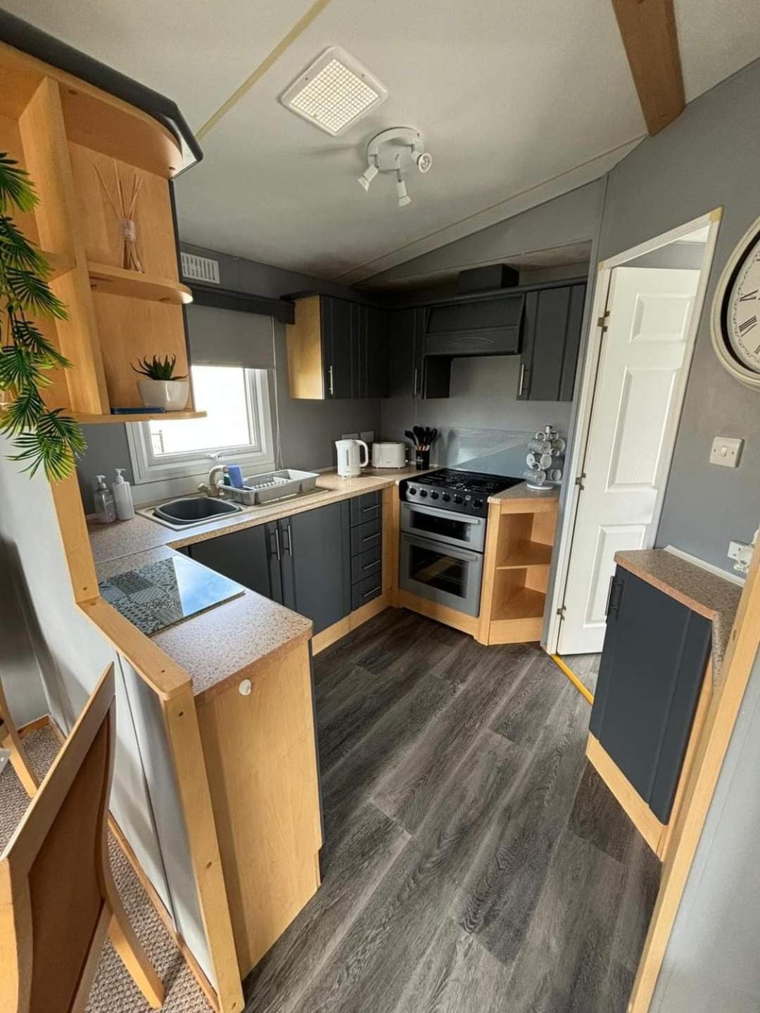 Sealands 29 - Ingoldmells, Pet Friendly, Bed Linen & Close To Fantasy Island - Meadow Lakes Caravan & Hire * Ingoldmells